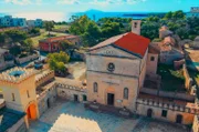 Pianosa im Mittelmeer: Die kleine Insel in der Provinz Livorno ist heute das Herzstück eines Nationalparks, in dem Sträflinge die Natur schützen, als Touristenführer arbeiten und zusammen mit Archäologen die römischen Ruinen ausgraben.