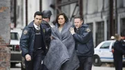 Nick Amaro (Danny Pino, l.) und Lt. Declan Murphy (Donal Logue) begleiten ihre traumatisierte Kollegin Olivia Benson (Mariska Hargitay) aus dem Gebäude, wo sich der Serienvergewaltiger offensichtlich vor ihren Augen erschossen hat.
