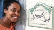 Pia schaut sich an, wie man sein Zuhause "mauerseglerfreundlich" machen kann.
