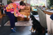Nuray (Lilay Huser) verkennt den diebischen Hund freudig als Finder ihres verschwundenen Fotoalbums.