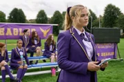 Florence (Rosie Graham) knüpft während des Rugbytrainings Kontakt zu Jaheim.