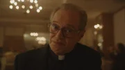Pater Mac (Steve Buscemi) versucht Pete auf ungewöhnliche Weise begreiflich zu machen, dass sein verstorbener Vater nicht fort ist – sondern mitten unter ihnen.