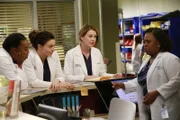Kämpfen täglich um das Leben ihrer Patienten: Amelia (Caterina Scorsone, 2.v.l.), Stephanie (Jerrika Hinton, l.), Meredith (Ellen Pompeo, 2.v.r.) und Bailey (Chandra Wilson, r.) ...