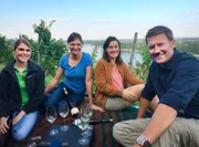 Jens Hübschen beim Picknick im roten Hang bei Nierstein mit drei der besten Winzerinnen Rheinhessens.