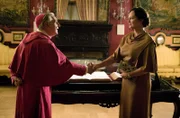 Karla Lorenz (Natalia Wörner, re.) schüttelt die Hand von Ludovico Levanti (Sandro di Stefano).