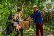 Fritz Fuchs (Guido Hammesfahr) will der undurchschaubaren Ringa Stern (Susanne Wolf) keinesfalls den Marder in der Lebendfalle überlassen. Wer weiß, was sie mit ihm anstellt.