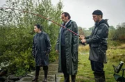 Arda (Yasemin Cetinkaya, l.) und Frank (Niklas Osterloh, r.) schauen sich gemeinsam mit Jäger (Markus John, M.) die Angelstelle genauer an.