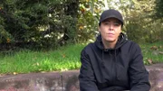 Taddel plaudert aus dem Nähkästchen. Dabei geht es um ihr Liebesleben, das weder mit dem Vater ihres Sohnes noch mit ihrer Ex-Frau letztlich richtig erfüllt war.
