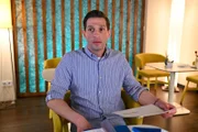 Deniz (Igor Dolgatschew) tröstet sich mit beruflichem Erfolg.