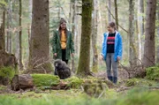 Lucy (Paulina Schnurrer) und Leo (Phillis Lara Lau) haben den Pavian im Wald entdeckt
