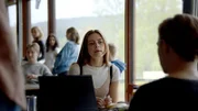 Ida (Elli Müller Osborne, li.) hält Axel (Arthur Hakalahti, re.) für einen schüchternen Gamer und nicht für einen gefährlichen Incel.