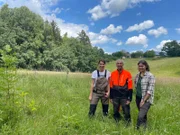 Marlene und Lucia Gruber sind auf einem Einödhof in Niederbayern aufgewachsen. Heute bewirtschaften die Schwestern gemeinsam den Gruberhof und bauen unter anderem Erbsen, Hafer, Weizen und Sonnenblumen an. Papa Rupert steht seinen Töchtern tatkräftig zur Seite.
