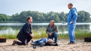 Der Lübecker Reeder Arndt Vetter wird tot am Ufer eines Sees aufgefunden. Dr. Strahl (Christoph Tomanek, r.) berichtet Lars (Ingo Naujoks, l.) und Finn (Sven Martinek, M.), dass der Mann mit einem Stich ins Herz getötet und nach der Tat an den Fundort gebracht wurde.