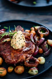 Schweinekotelett nach Tariks Geschmack. Mit geschmorten Pastinaken und schmelzender Kräuterbutter.