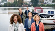 Lars (Ingo Naujoks, h.M.), Finn (Sven Martinek, 2.v.l.), Nina (Julia E. Lenska, 2.v.r.), Tomke Jennsen (Anjorka Strechel, r.) und Dr. Zobel (Proschat Madani, l.) freuen sich auf einen gemeinsamen Ausflug.