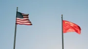 Im Machtkampf zwischen den USA und China geht es auch um TikTok: Die USA befürchten, dass TikTok Nutzerdaten von US-Bürgern sammelt und zu Spionagezwecken und zur Manipulation der öffentlichen Meinung missbrauchen könnte.