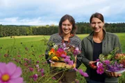 Marlene und Lucia Gruber sind auf einem Einödhof in Niederbayern aufgewachsen. Heute bewirtschaften die Schwestern gemeinsam den Gruberhof und bauen unter anderem Erbsen, Hafer, Weizen und Sonnenblumen an.
