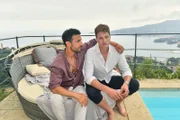 Nachdem Julian (Patrick Dollmann, r.) Simon (Daniele Rizzo, l.) wieder getroffen hat, kommen ihm Zweifel an seiner Ehe mit Sofie.