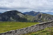 Die Mourne Mountains, die höchsten Berge Nordirlands, durchzieht eine 36Kilometer lange Steinmauer. Ein wichtiges Relikt, das einst das Trinkwassergebiet vor Tierenschützte.