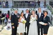 Staff-Kapitän Grimm (Daniel Morgenroth, l.) und Hanna (Barbara Wussow, r.) freuen sich mit den frisch vermählten Brautpaaren Sofie (Rebecca Dyson Smith, 3.v.r.) und Julian (Patrick Dollmann, 2.v.r.) sowie Carlotta (Isabel Varell, 2.v.l.) und Thorsten (Bruno F. Apitz, 3.v.l.).