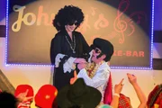 Was soll das werden? In der Karaoke-Bar macht Killmer-Elvis (Uwe Ochsenknecht) Kati-Diana (Diana Amft) einen Heiratsantrag vor Publikum.