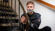 Dennis Funke (Markus Gläser) wurde ans Treppengeländer gefesselt.