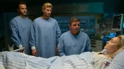 Dr. Martin Gruber (Hans Sigl, 2.v.r.), Markus Jenner (Nicolas Wolf, l.) und Fabian Marx (Hannes Schmid, M.) machen sich große Sorgen um den Gesundheitszustand von Karla Jenner (Sarah Mahita, r.).