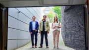 ARD MORDEN IM NORDEN FOLGE 102, "Das Geständnis", am Montag um 18:50 Uhr im ERSTEN. Lilly Höven (Pauline Rénevier, r.) zeigt Lars (Ingo Naujoks, l.) und Finn (Sven Martinek, M.) die Garage.