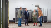 Finn (Sven Martinek, l.), und Lars (Ingo Naujoks, 2.v.l.) befragen Gesa Warnke (Merle Collet, 2.v.r.) und Torsten Segret (Heiko Ruprecht, r.)