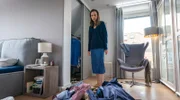 Aus lauter Wut: Jana (Petra Schmidt-Schaller) hat die Kleidung von ihrem Mann Christian auf den Boden geworfen.