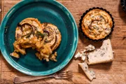 Als vegetarische Variante des Lieblingsschmankerls serviert Vroni ein Radicchio-Blauschimmel-Tartelette mit Pinienkern-Topping.