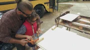 Wallace, Alyssa und ihre drei Kinder aus Athens, Georgia, haben beschlossen, ihren festen Wohnsitz aufzugeben, um künftig in einem Tiny House-Schulbus zu leben. Die abenteuerlustige Familie hatte früher in einem 325 qm-Blockhaus gewohnt, war dann in ein 46 qm-Studio gezogen und wird sich mit dem 22 qm-Bus nochmal um gut die Hälfte verkleinern. Doch Eltern und Kids möchten mobil sein. Trotzdem muss ihr rollendes Mini-Heim einiges bieten: Sie brauchen einen Bereich für Hausunterricht, einen gemütlichen Platz, an dem die Familie abends zusammensitzt, fünf Betten, eine Küche und ein Bad. Allen ist klar, dass der Bus-Umbau eine riesige Herausforderung wird.