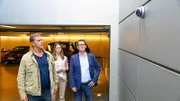 ARD MORDEN IM NORDEN FOLGE 102, "Das Geständnis", am Montag um 18:50 Uhr im ERSTEN. Finn (Sven Martinek, l.) und Lars (Ingo Naujoks, r.) bitten Lilly Höven (Pauline Rénevier, M.), ihnen die Videos aus der Überwachungskamera zu zeigen.
