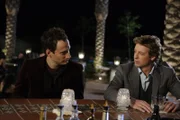 Bei seinen Ermittlungen stößt Patrick (Simon Baker, r.) auf Paul Fricke (Elon Gold, l.). Doch hat dieser wirklich etwas mit dem Mord an Claire Wolcott zu tun?