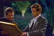 Kann Patrick Jane (Simon Baker, r.) den Kunstdieb AP Caid (Gerald Hauser, l.) überführen?