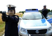 Merkel und Obama? Kati und Killmer? Es herrscht nicht etwa Karneval in Monreal, sondern maskierte Polizisten mit dem Monrealer Streifenwagen überfallen einen Geldtransporter.