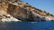 Stel Pavlou und Jess Phoenix auf einem kleinen Boot vor Naxos, Griechenland.