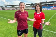 Captain Ramona Bachmann (l.) ist ein grosser Star im Frauenfussball.