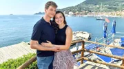 Kreuzfahrt ins Glück: Hochzeitsreise nach Ligurien Eine ganz besondere Ehe: Patrick Dollmann als Julian, Rebecca Dyson Smith als Sofie  Copyright: SRF/ZDF/Dirk Bartling