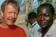 Ein nigerianisch-deutsches Archäologen-Team: Musa Hambolu (re.) und Peter Breunig (li.) am Rande einer Ausgrabung in Nigeria