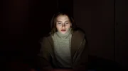 Ida (Elli Müller Osborne) informiert sich in Online-Foren über das Incel-Phänomen.