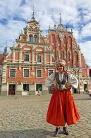 Simin Sadeghi in traditioneller lettischer Tracht