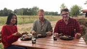 Tarik (rechts) mit Norma und Henning Beken. Sie sind die heutigen Besitzer des Hof Eggers, der seit 1628 in Familienbesitz ist.