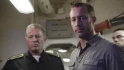 Steve McGarrett (Alex O'Loughlin, r.) hat es in das U-Boot geschafft. Kann er Vasili Shirokov (Costas Mandylor, l.) mit seiner Information helfen und die Insel vor einem Mörder beschützen?