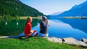 Morgens ist der Silvaplanersee noch spiegelglatt. Aber ab mittags weht hier der Malojawind, erfährt Tamina Kallert von der Surflehrerin Sarah Missiaen (r).