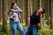 Sophia (Patricia Freund) und Patrick (Lucas Bauer) werden beim Beerensammeln von Waldameisen angegriffen.