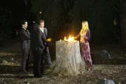 Der 16-jährige Cody Elkins ist offenbar einem Ritualmord zum Opfer gefallen. Die Spur führt Kendall Cho (Tim Kang, l.), Teresa Lisbon (Robin Tunney, 2.v.l.) und Patrick Jane (Simon Baker, 2.v.r.) zu Tamzin Dove (Azura Skye, r.), einer jungen Frau, die sich selbst als Hexe bezeichnet ...