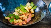 Sauleckeres, ganz ohne Fleisch - Rote Bete Humus mit würzig geröstetem Blumenkohl.