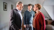 Manfred Kaufmann (Hannes Hellmann, l.) spricht mit Mareike Singer (Victoria Fleer, r.) und deren Mann Thomas  (Mike Olsowski, M.).