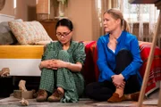 Vera (Sybille Waury, rechts) versucht Lien (Nui Nguyen, links) zu beruhigen.